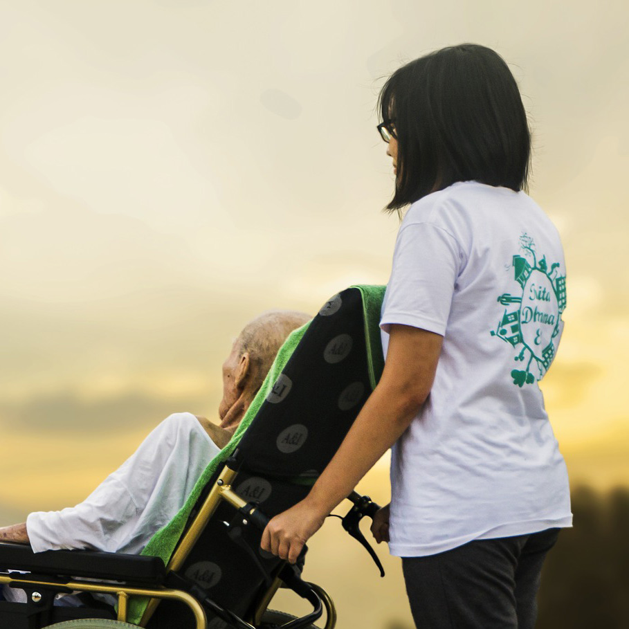 高齢者介護を行うフィリピン人